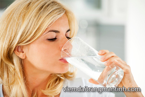 Uống nhiều nước giúp hệ tiêu hóa hoạt động trơn tru